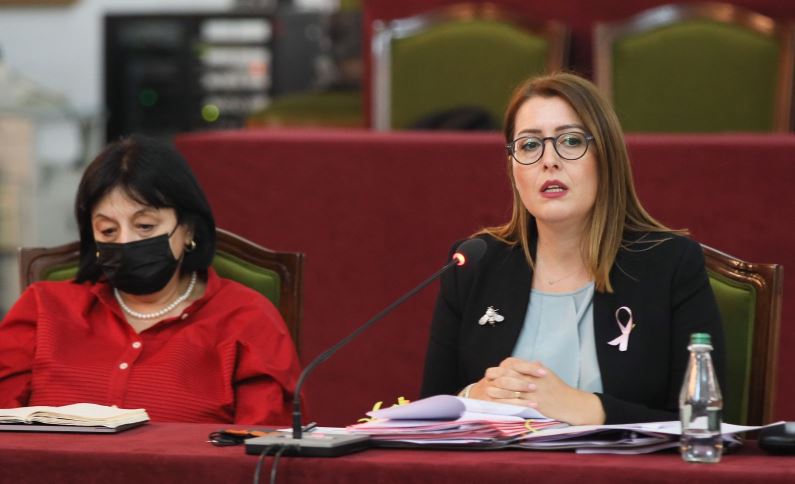 Jo vetem personat mbi 60 vjec, dozen e trete do ta marrin edhe mjeket